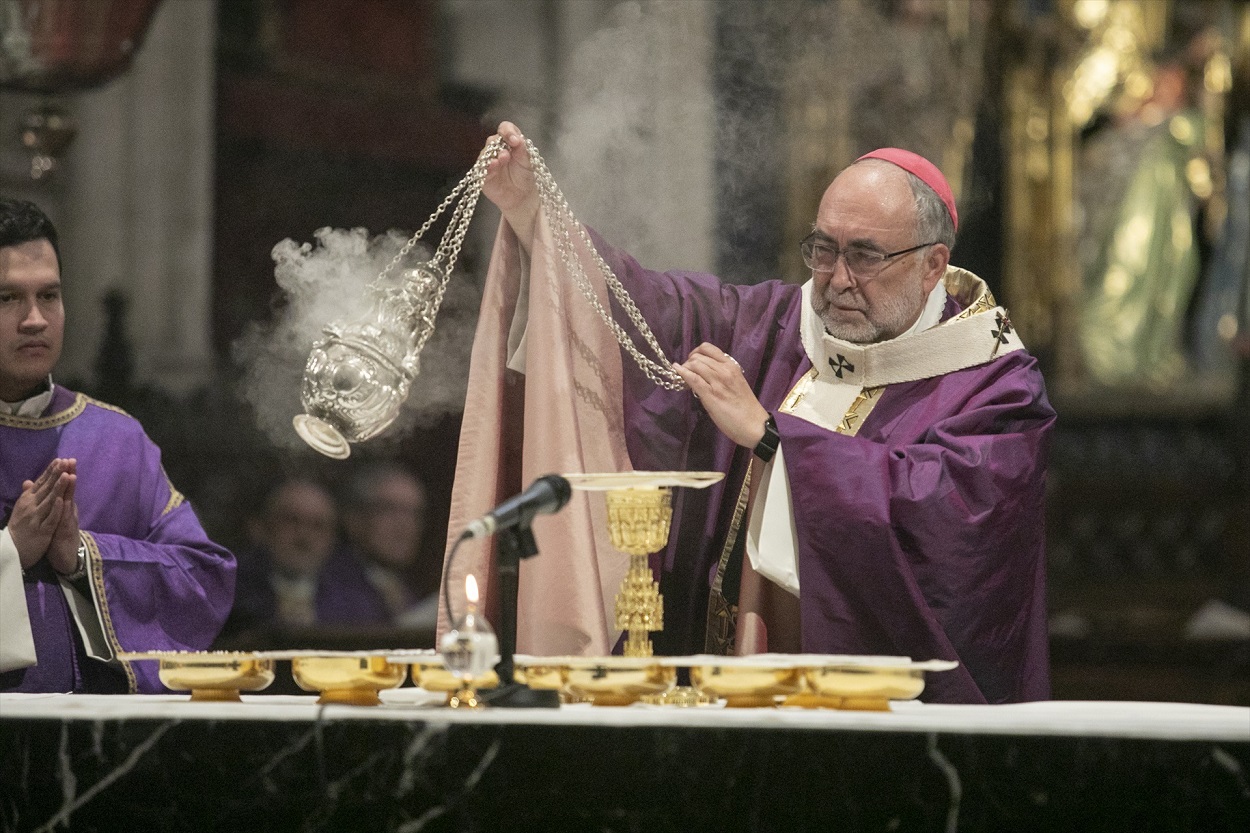 El Arzobispo de Oviedo, Jesús Sanz Montes, durante la Misa Exequial del funeral por el arzobispo emérito Gabino Díaz Merchán. EP.