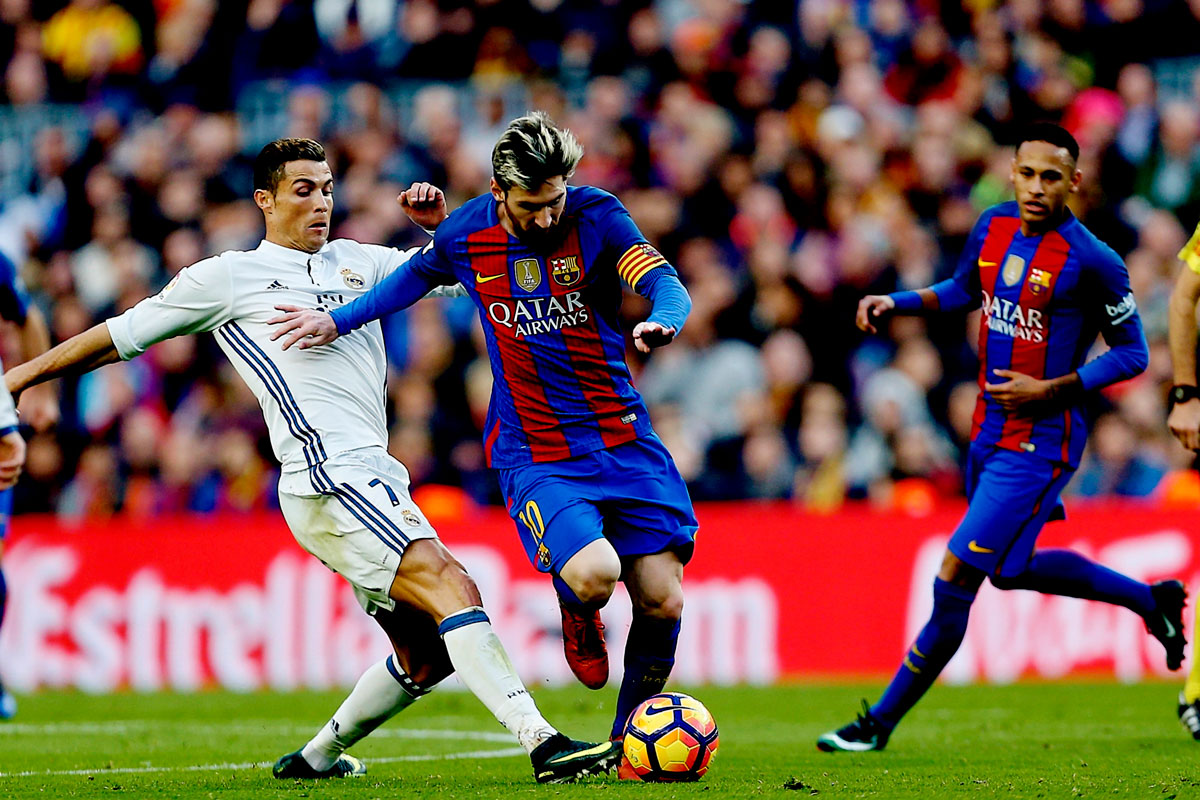 Lionel Messi y Cristiano Ronaldo disputan un balón durante el último Clásico. 