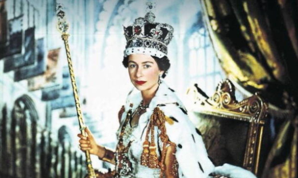 La reina Isabel II del Reino Unido, durante el día de su coronación en 1952. 