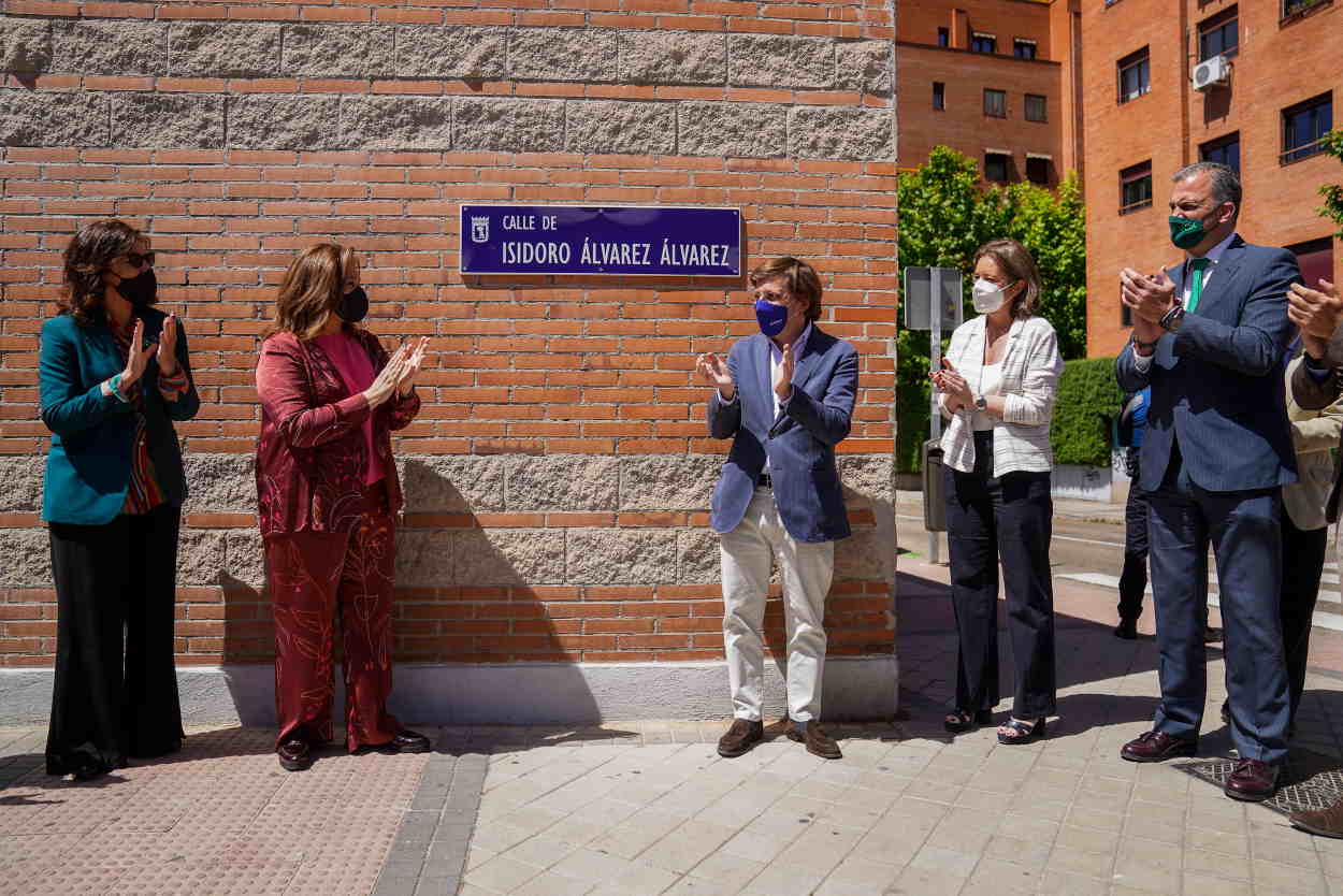 La presidenta de El Corte Inglés, Marta Álvarez, y el alcalde de Madrid, José Luis Martínez Almeida, en la inauguración de una calle en honor a Isidoro Álvarez, antiguo presidente de El Corte Inglés. EP