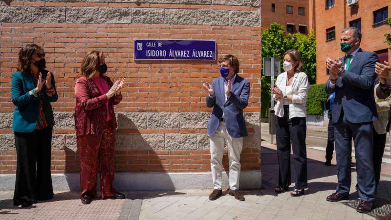 La presidenta de El Corte Inglés, Marta Álvarez, y el alcalde de Madrid, José Luis Martínez Almeida, en la inauguración de una calle en honor a Isidoro Álvarez, antiguo presidente de El Corte Inglés. EP