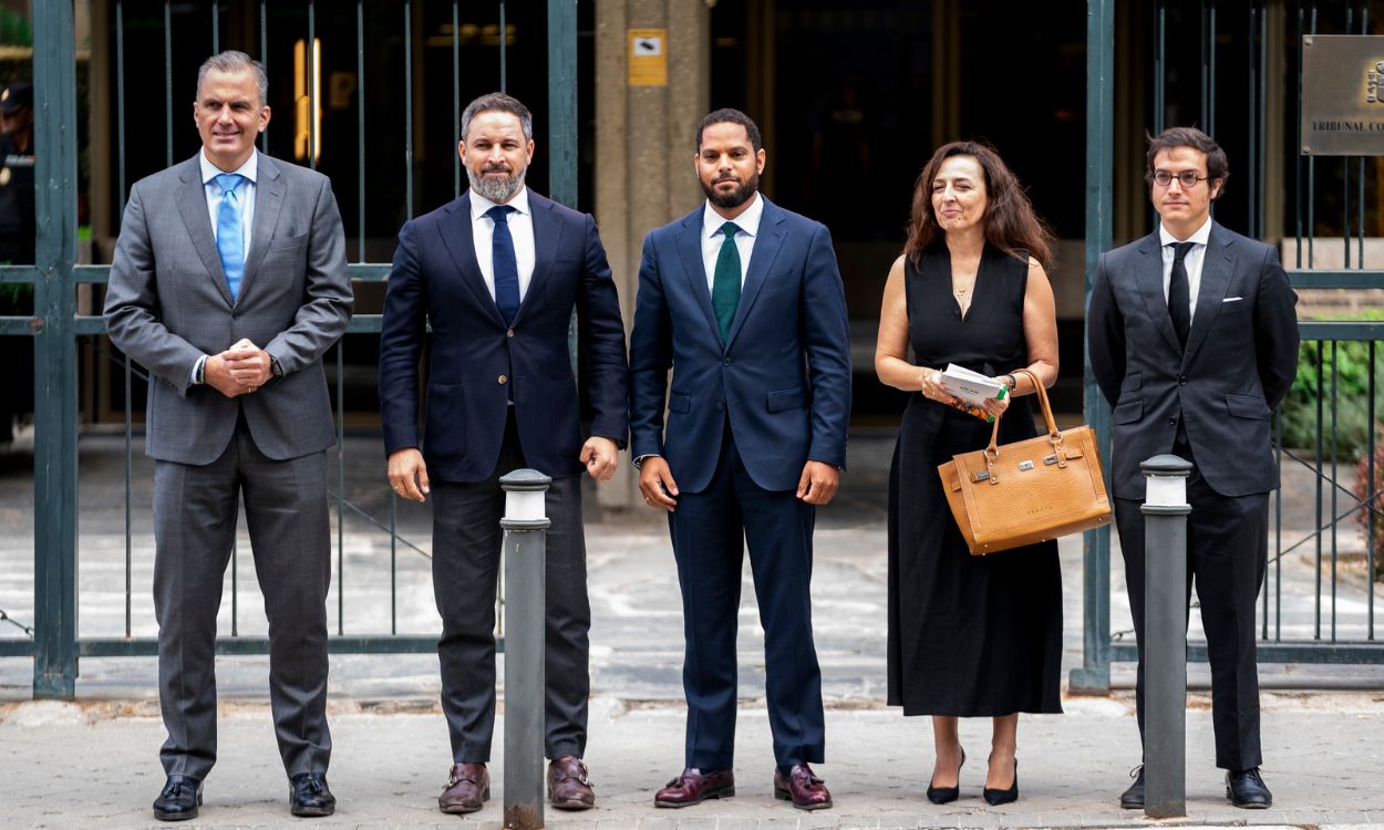 antiago Abascal ha sido el encargado de presentar el recurso acompañado por su líder en Cataluña, Ignacio Garriga; el secretario general de Vox, Javier Ortega Smith; y su responsable jurídica, Marta Castro. antiago Abascal ha sido el encargado de presentar el recurso acompañado por su líder en Cataluña, Ignacio Garriga; el secretario general de Vox, Javier Ortega Smith; y su responsable jurídica, Marta Castro.