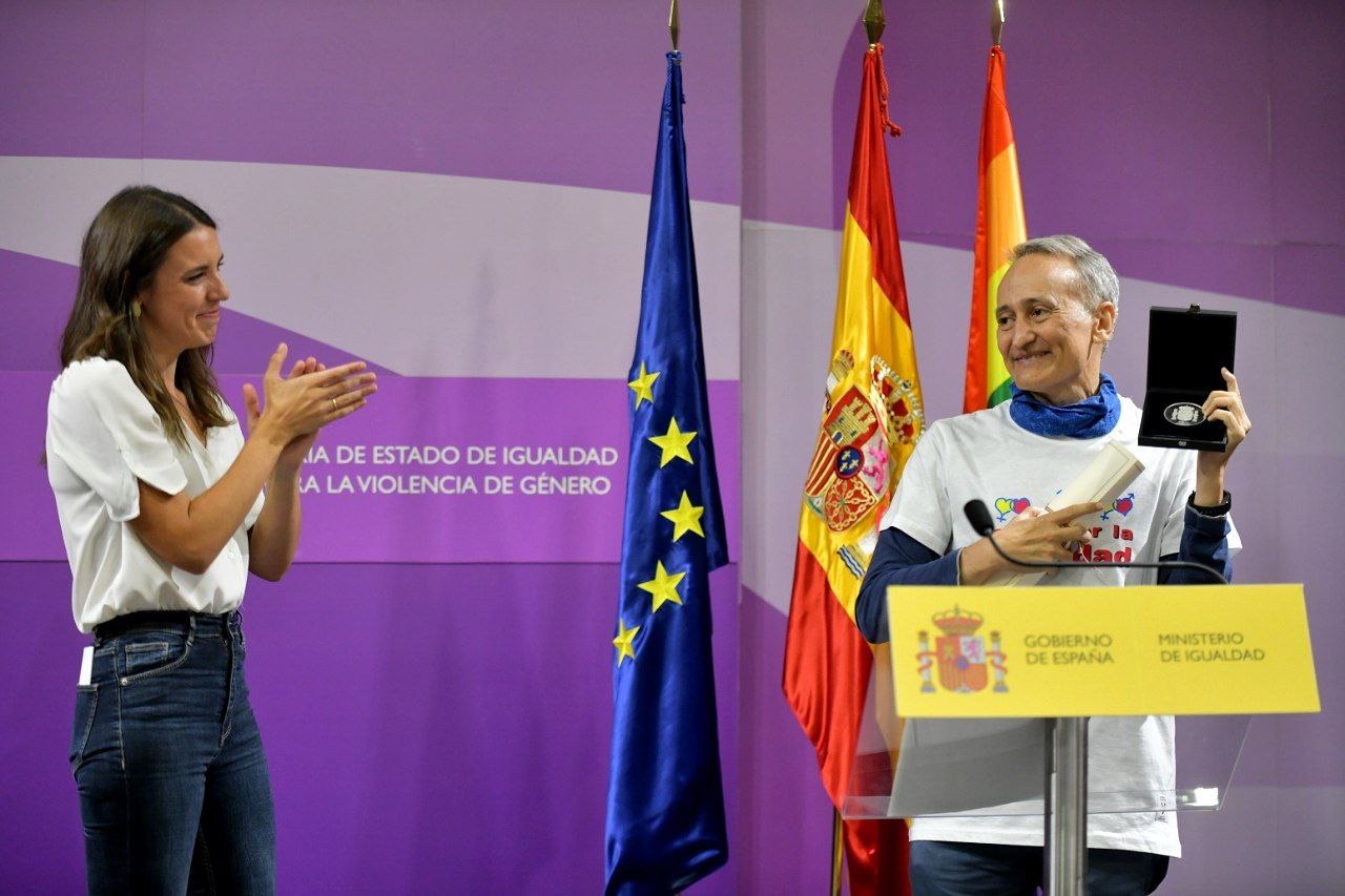 El activista Miguel Ángel Sánchez recibe la Medalla a la Promoción de los Valores de Igualdad. EP.