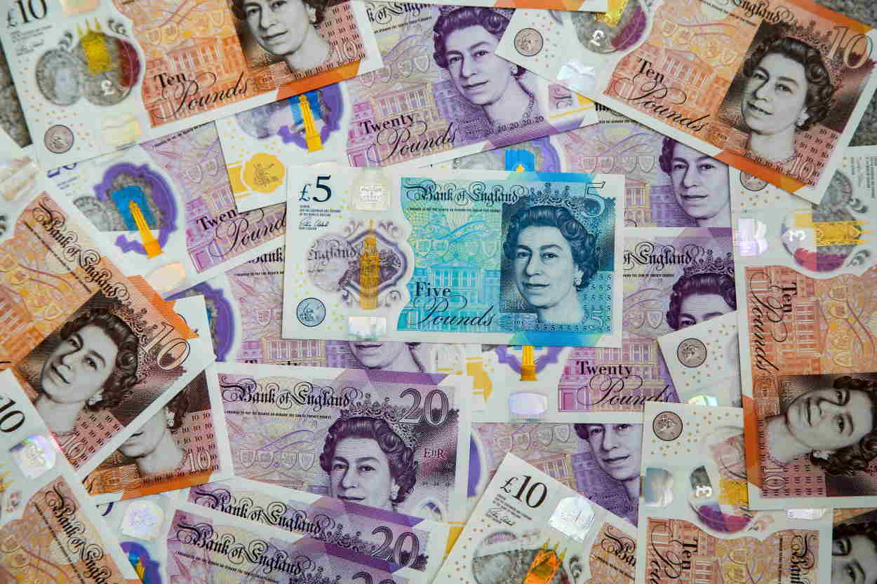 Billetes de libra con la imagen de Isabel II. EP