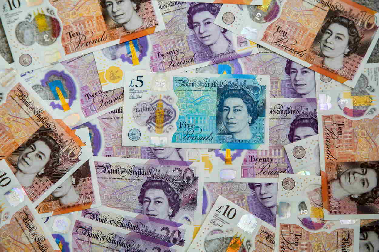 Billetes de libra con la imagen de Isabel II. EP