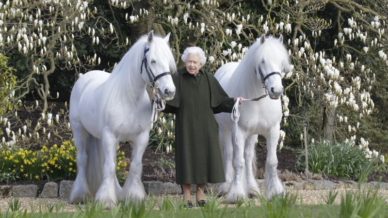Isabel II en su 96ª cumpleaños con dos ponis. EP.