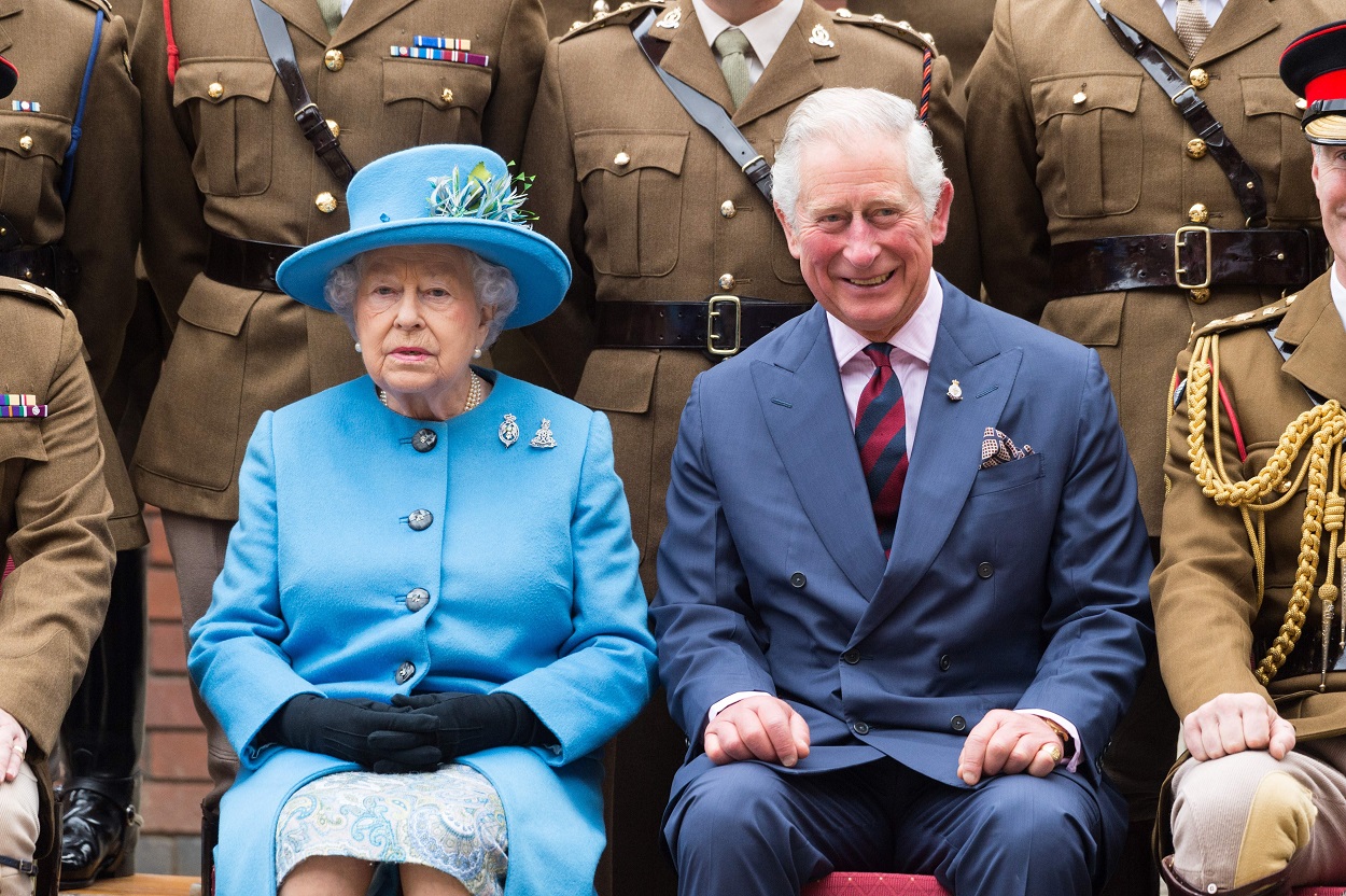 Isabel II junto a su hijo, Carlos III de Reino Unido. EP