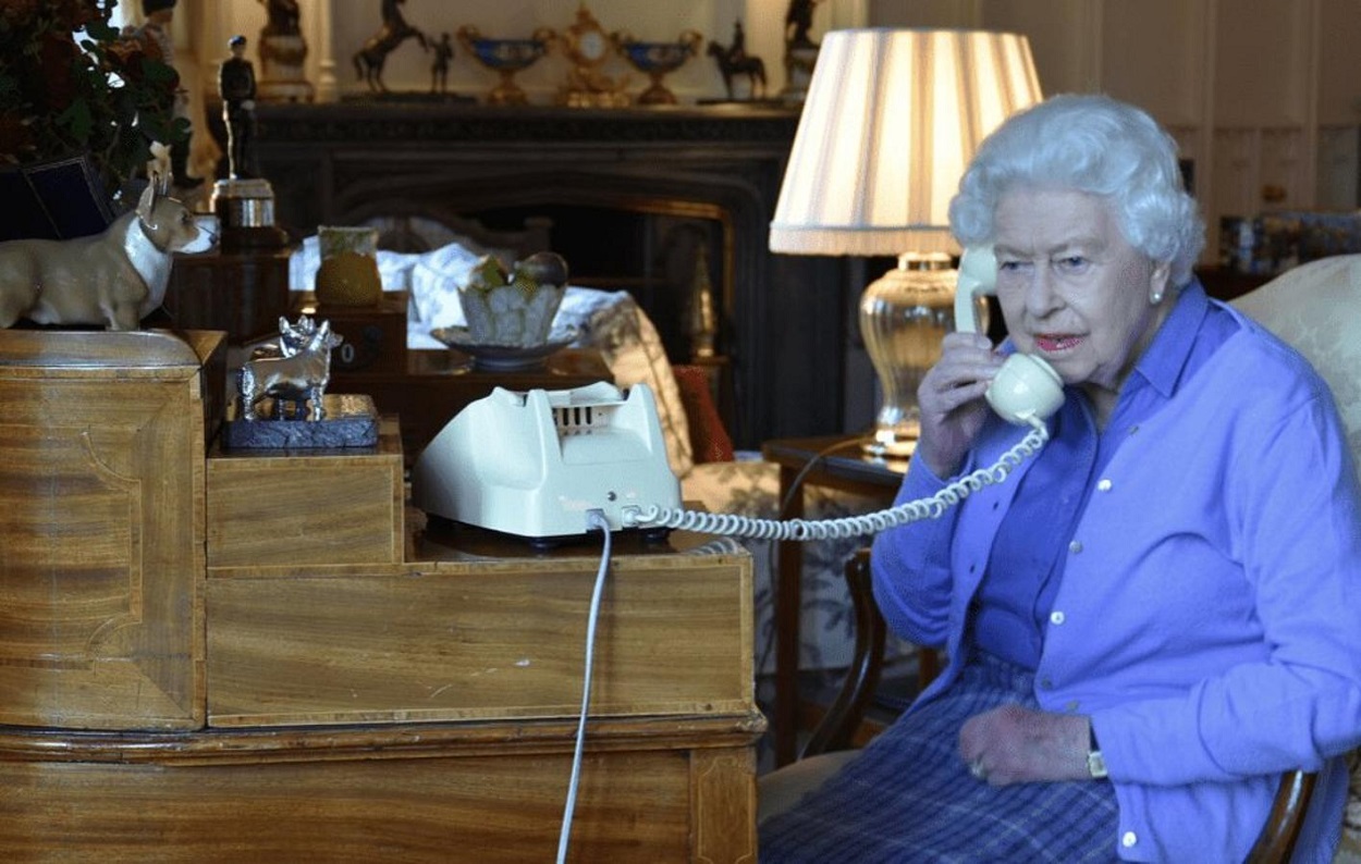 La reina Isabel II habla por teléfono desde su despacho. The Royal Family.
