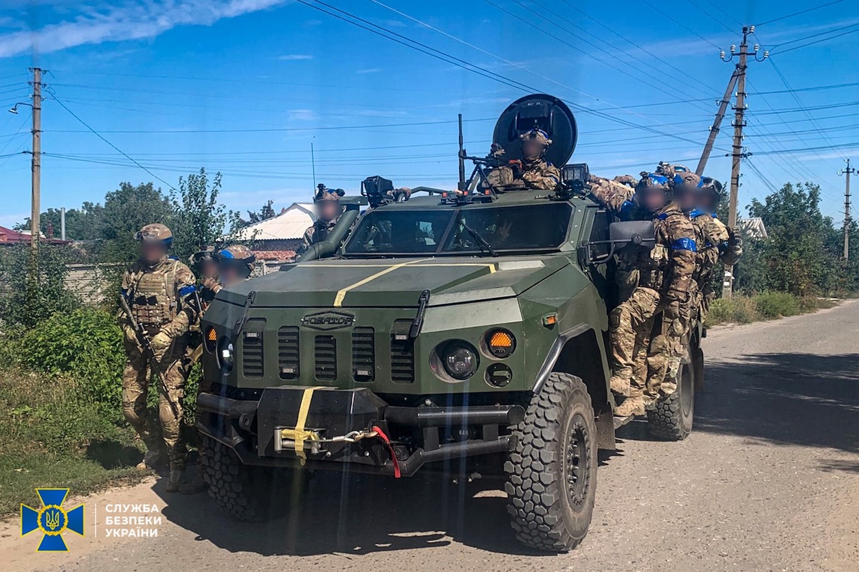 Vehículo blindado de las Fuerzas Armadas de Ucrania. EP