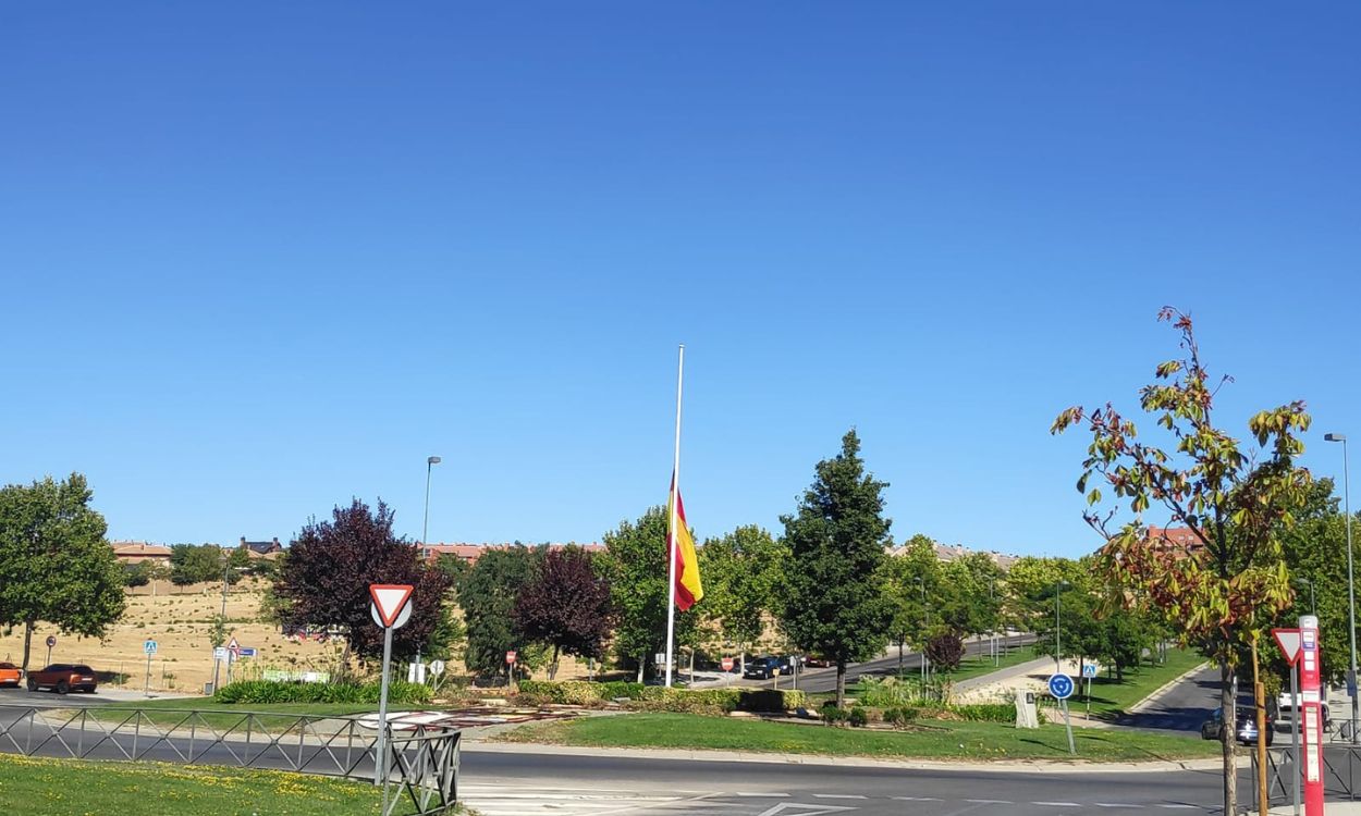 Bandera de España a media asta en Paracuellos del Jarama