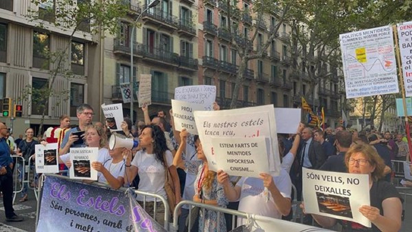 Unas 50 personas protestan por la "precariedad" del SAD durante las ofrendas de la Diada