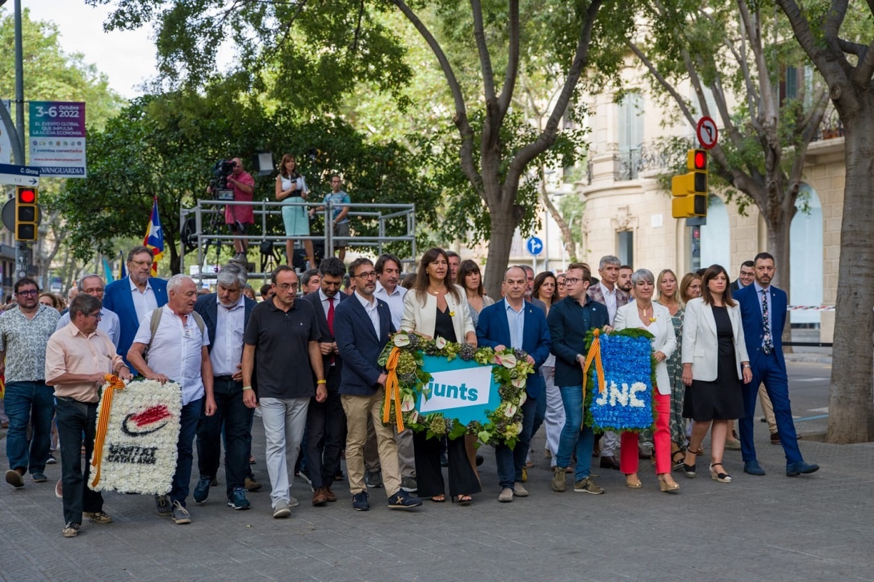 Ofrenda floral de Junts en el monumento Rafael Casanova por la Diada encabezada por la presidenta del partido, Laura Borràs. EP.