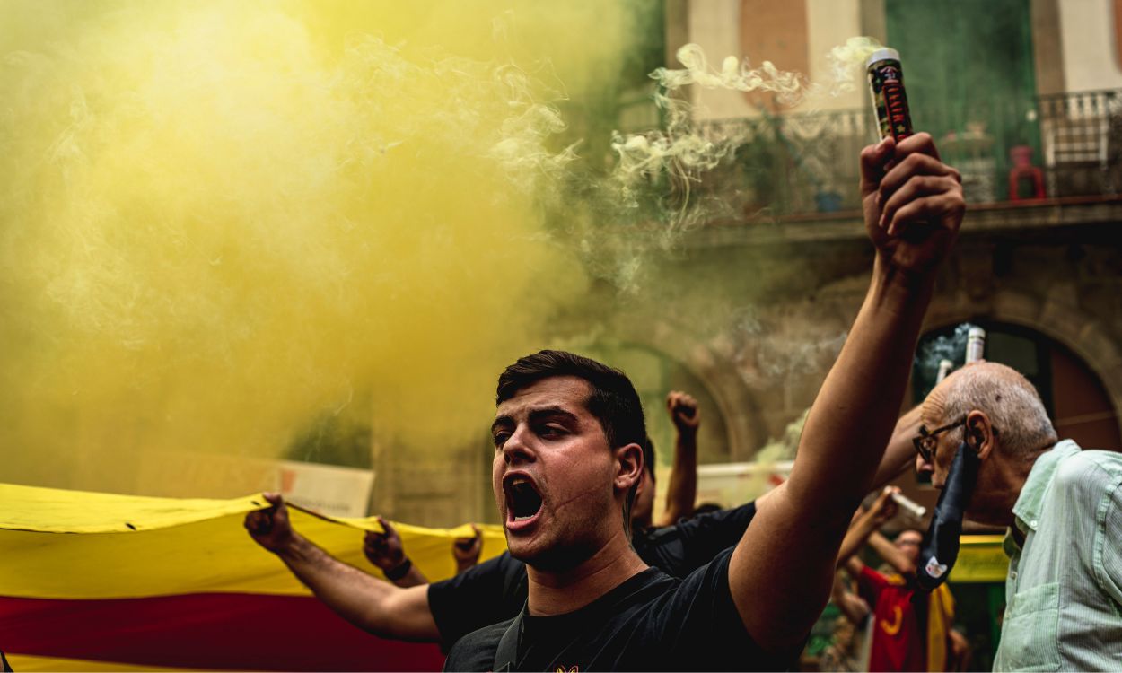 Un manifestante independentista sostiene una bengala en la Diada de 2022