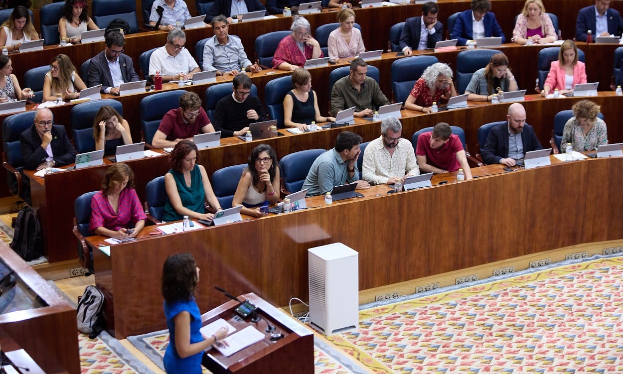 La oposición carga contra el discurso en clave nacional de Ayuso en el Debate del Estado de la Región. EP