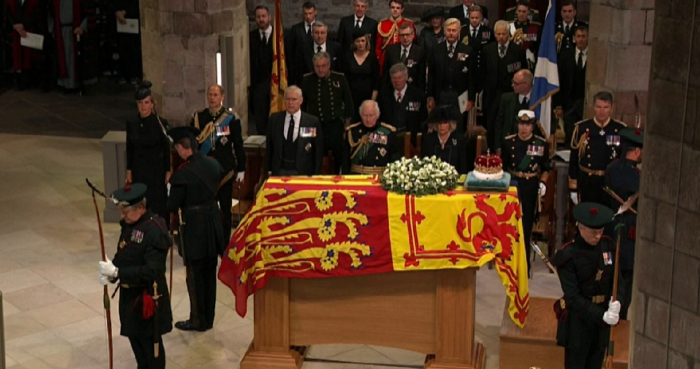 Isabel II en la catedral de Edimburgo. BBC.