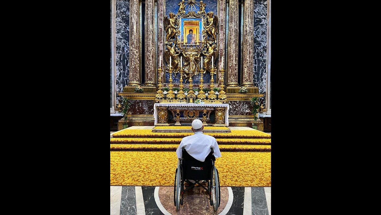 El Papa Francisco reza en una silla de ruedas. Ciudad del Vaticano.