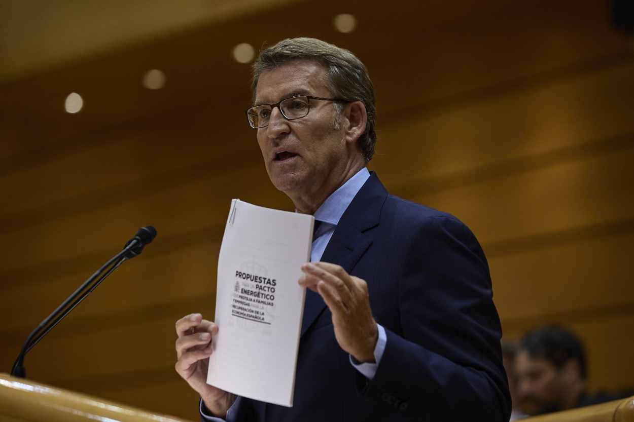 El presidente del Partido Popular, Alberto Núñez Feijóo, durante el cara a cara en el Senado. EP