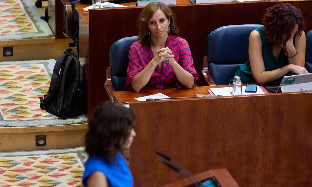 Mónica García, portavoz de Más Madrid, escucha a Isabel Díaz Ayuso en el debate del Estado de la Región. EP
