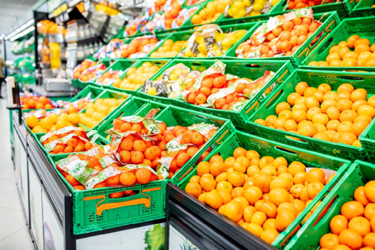 Cítricos en una estantería de Mercadona.