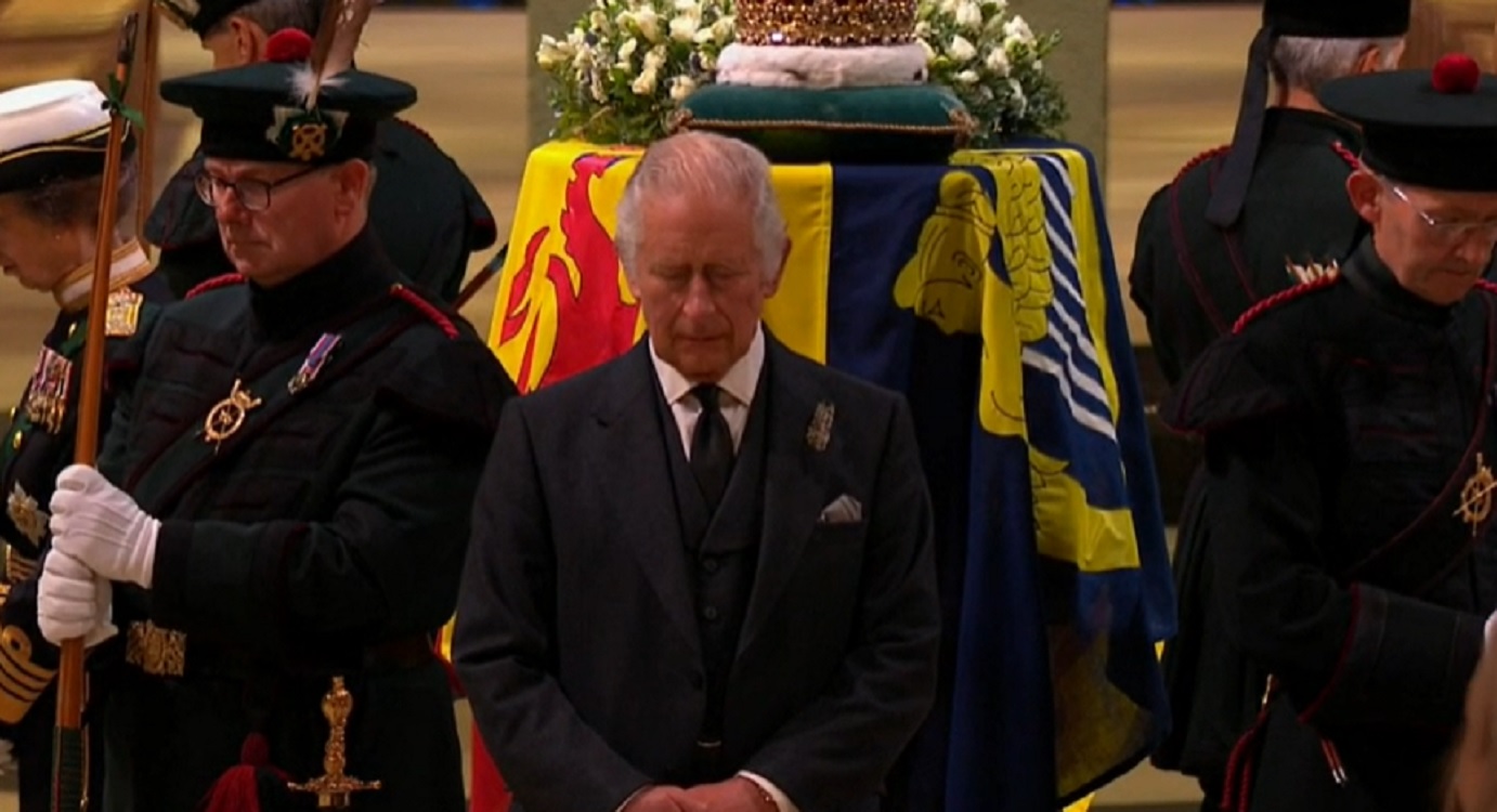 El rey Carlos III durante la vigilia. BBC.