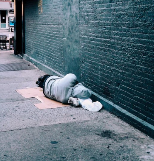 Persona durmiendo en la calle
