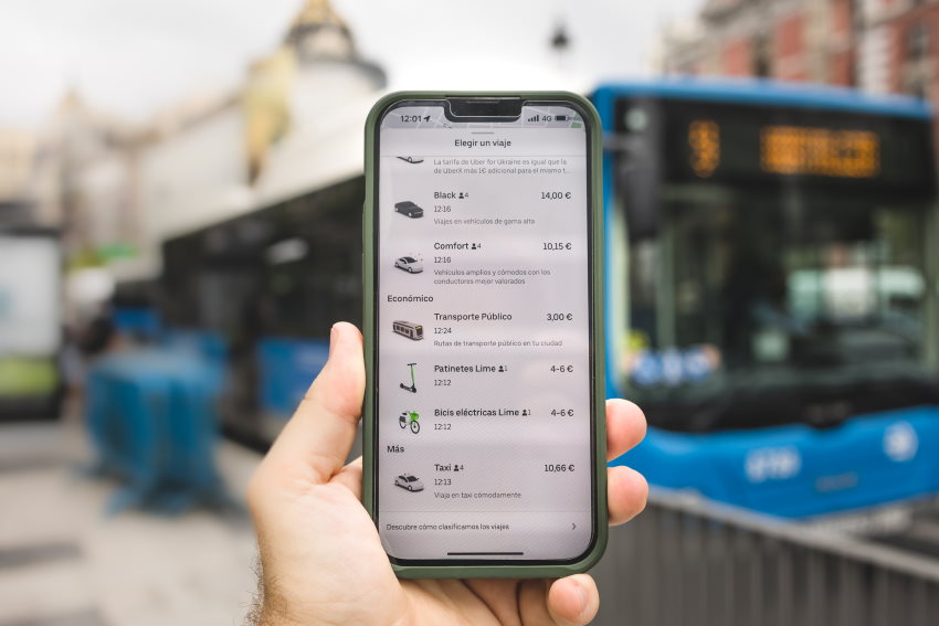 Aplicación de Uber con la opción de Transporte Público. Uber