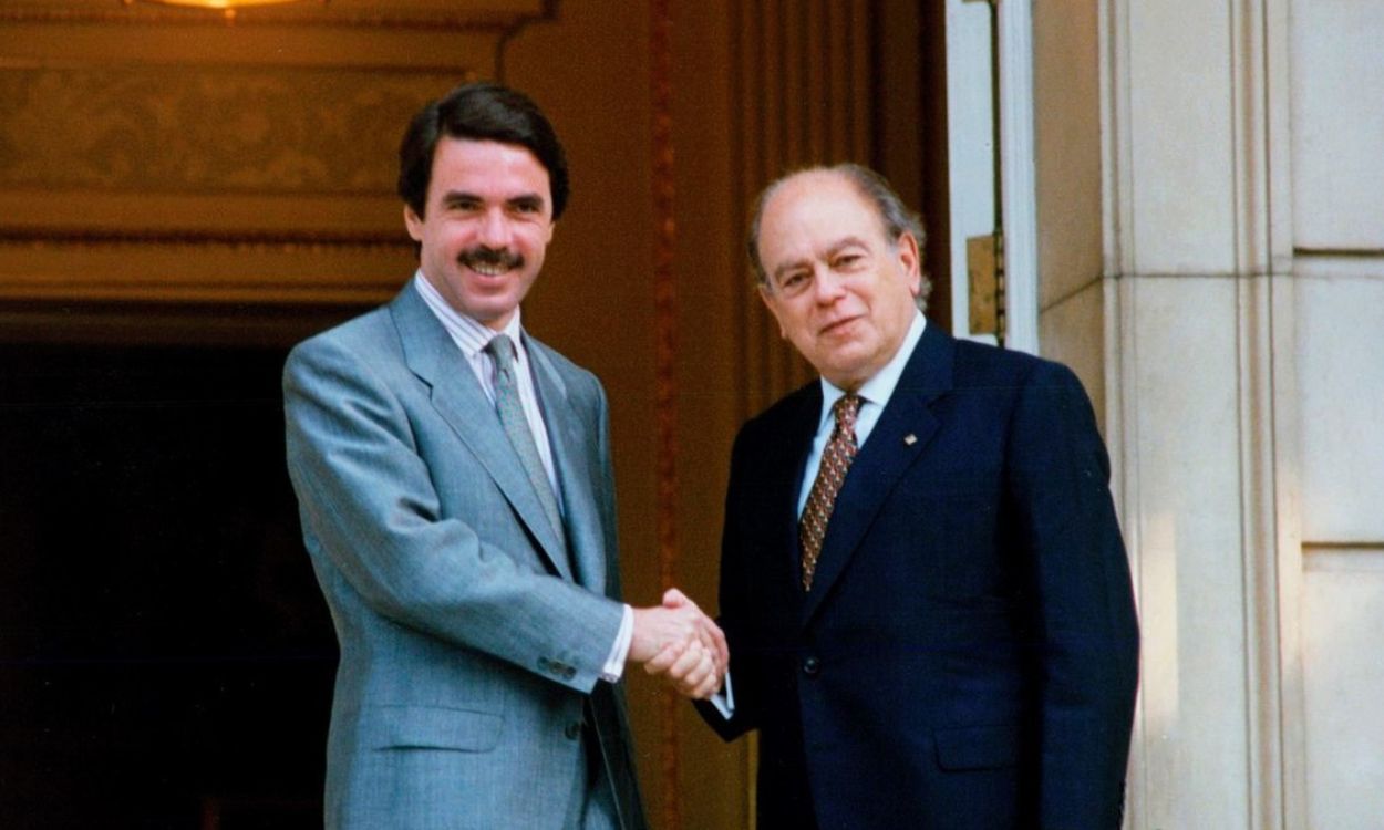 José María Aznar, expresidente del PP, y Jordi Pujol, expresidente de CiU, dándose la mano para sellar simbólicamente el Pacto del Majestic