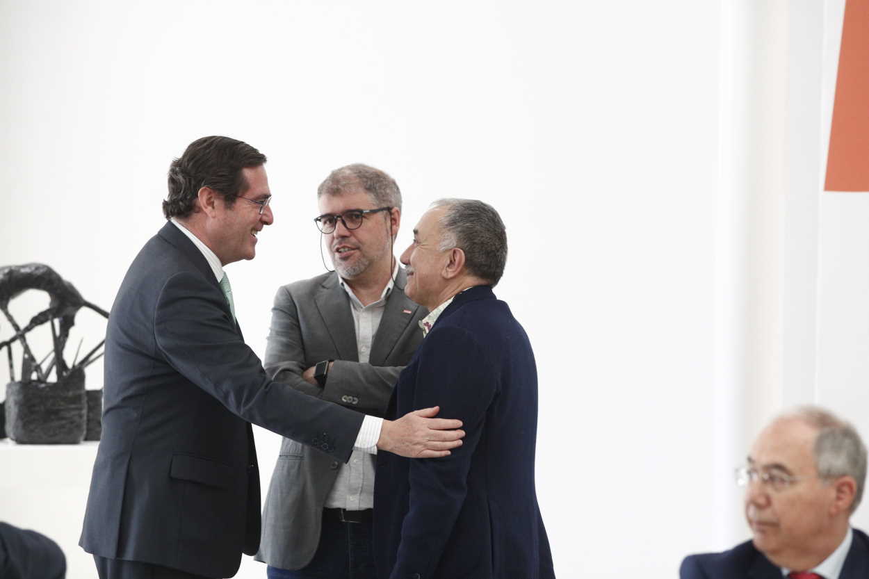 El presidente de la patronal CEOE, Antonio Garamendi, saluda al secretario general de UGT, Pepe Álvarez, y al de CCOO, Unai Sordo. EP