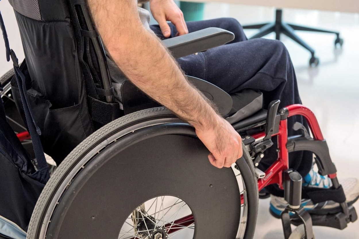 Hombre dependiente en silla de ruedas. Europa Press
