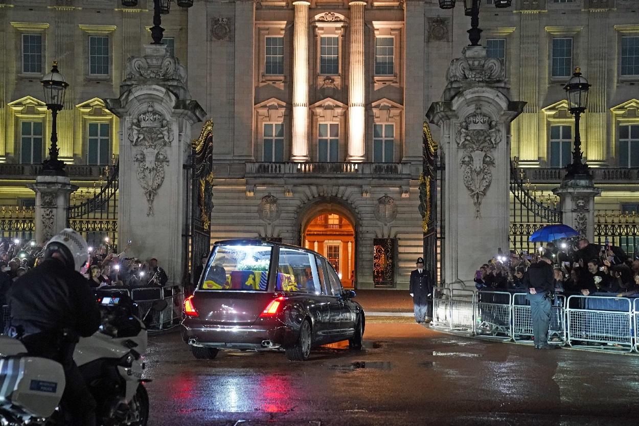 El féretro de Isabel II llega a Buckingham Palace. The Royal Family.