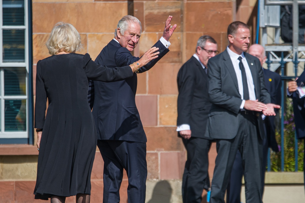 Carlos III saluda a los ciudadanos congregados en Irlanda. EP