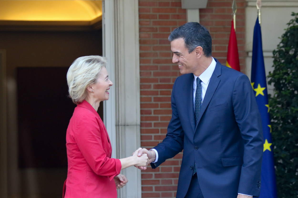 El presidente del Gobierno, Pedro Sánchez, y la presidenta electa de la Comisión Europea, Ursula von der Leyen. EP