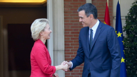 El presidente del Gobierno, Pedro Sánchez, y la presidenta electa de la Comisión Europea, Ursula von der Leyen. EP