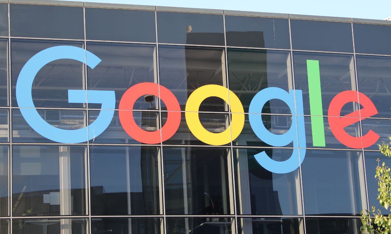 Logo de Google en la fachada de un edificio