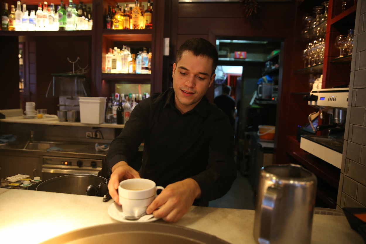 Un empleado prepara un café en el interior de un establecimiento. Europa Press