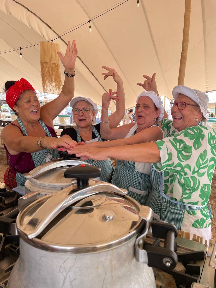 Las cuatro cocineras gitanas del barrio de Santiago en Despesques 22