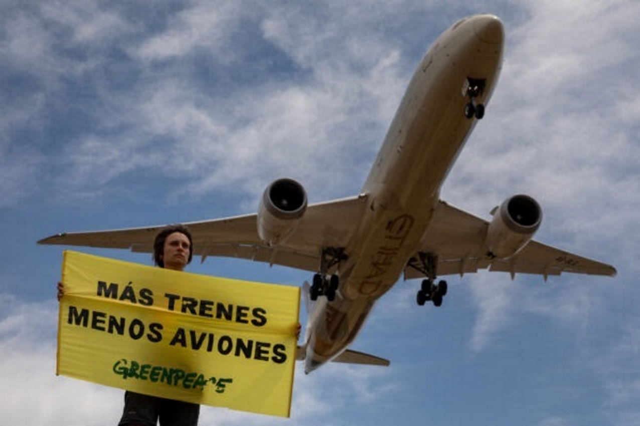 Campaña de Greenpeace 'Mas trenes, menos aviones'. Europa Press