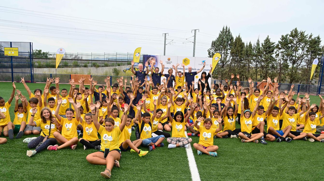 Los niños y niñas de Montornès del Vallès han disfrutado con la inauguración del nuevo Cruyff Court
