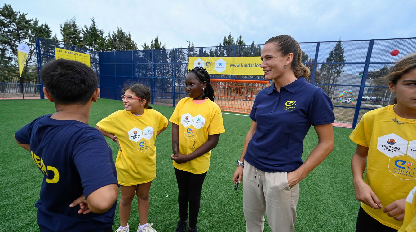 Laia Codina con niños y niñas durante la inauguración del Cruyff Court Montornès Nord