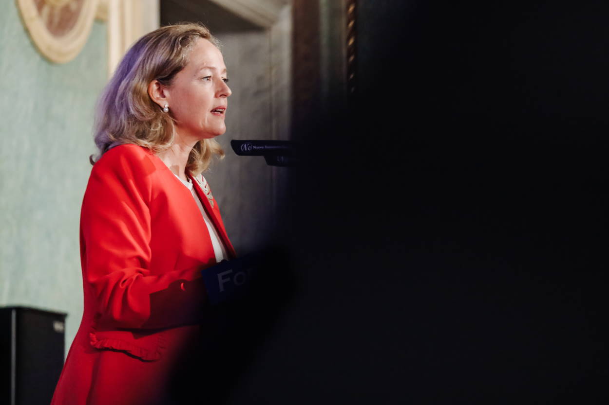 La vicepresidenta primera y ministra de Asuntos Económicos y Transformación Digital, Nadia Calviño, interviene durante un desayuno informativo de Fórum Europa. EP