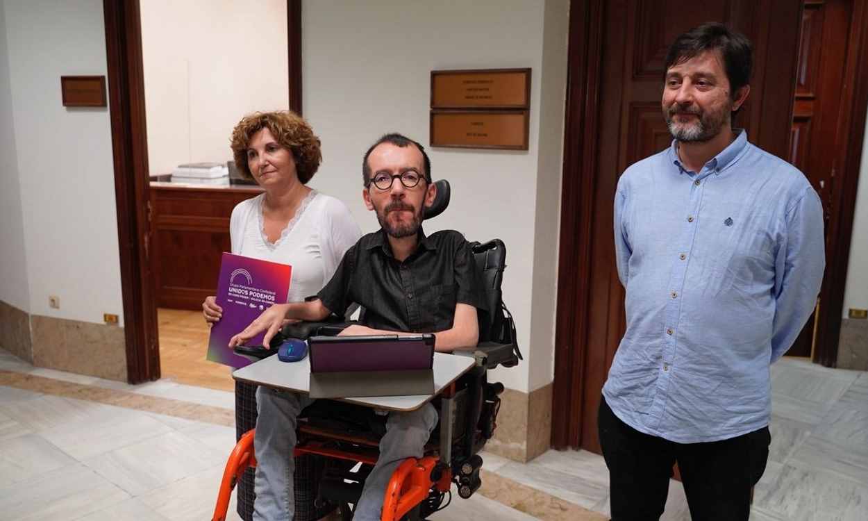 El portavoz de Unidas Podemos, Pablo Echenique, junto a los diputados del grupo Pilar Garrido y Rafa Mayoral tras registrar su proposición de ley para limitar la subida de las hipotecas de tipo variable.