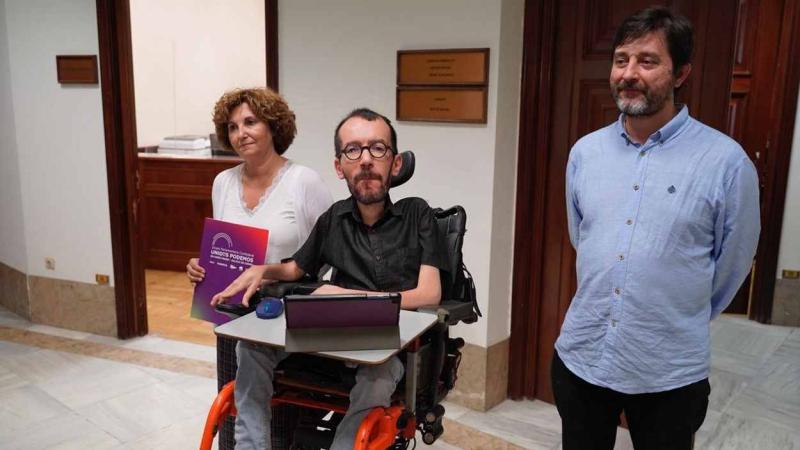 El portavoz de Unidas Podemos, Pablo Echenique, junto a los diputados del grupo Pilar Garrido y Rafa Mayoral tras registrar su proposición de ley para limitar la subida de las hipotecas de tipo variable.