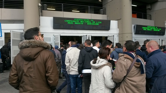Los aficionados esperan el encuentro en un Bernabéu 'bunkerizado' por la seguridad