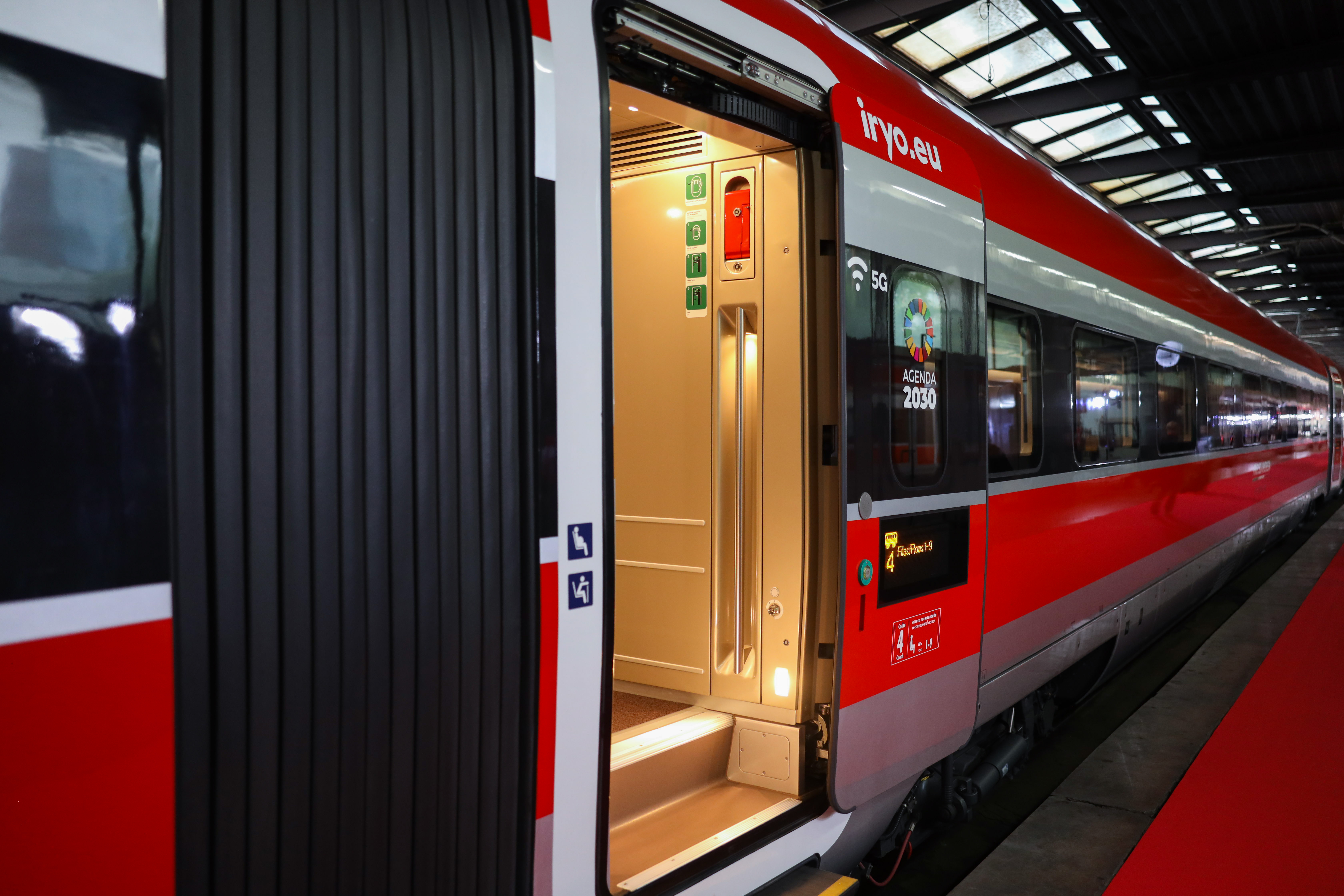 Puerta de un tren de Iryo en la estación de Atocha de Madrid. Fotografía Fernando Coto