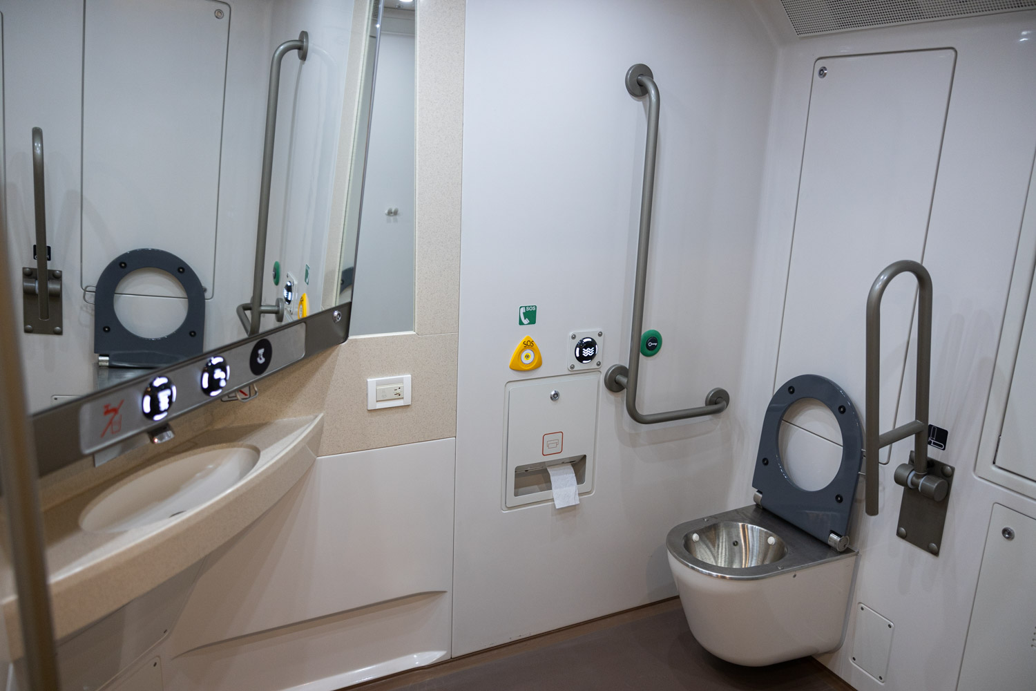 Baño de un tren de Iryo en la estación de Atocha de Madrid. Fotografía Fernando Coto