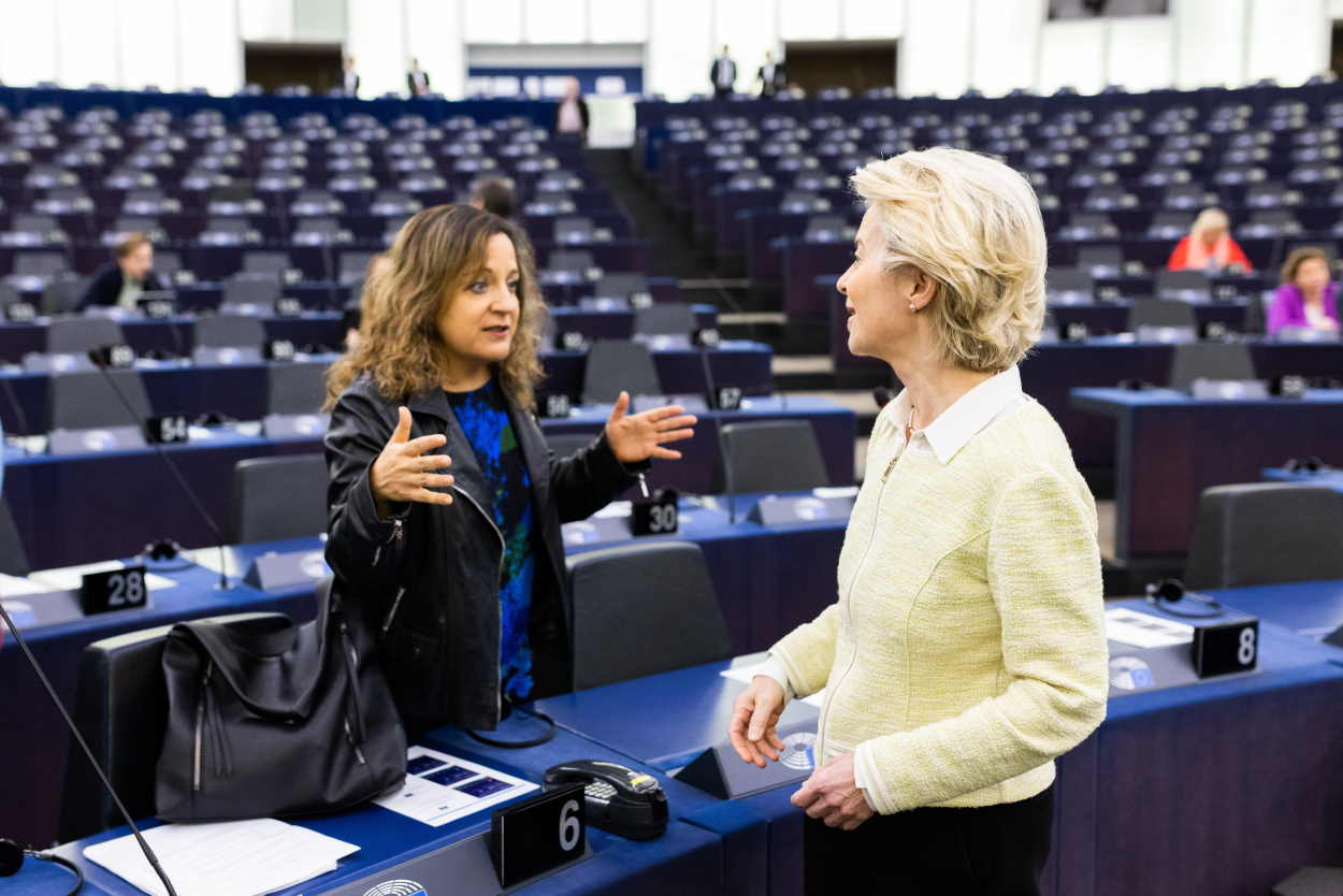 Iratxe García, presidenta de los socialistas europeos, dialoga con Ursula von der Leyen, presidenta de la Comisión Europea. EP