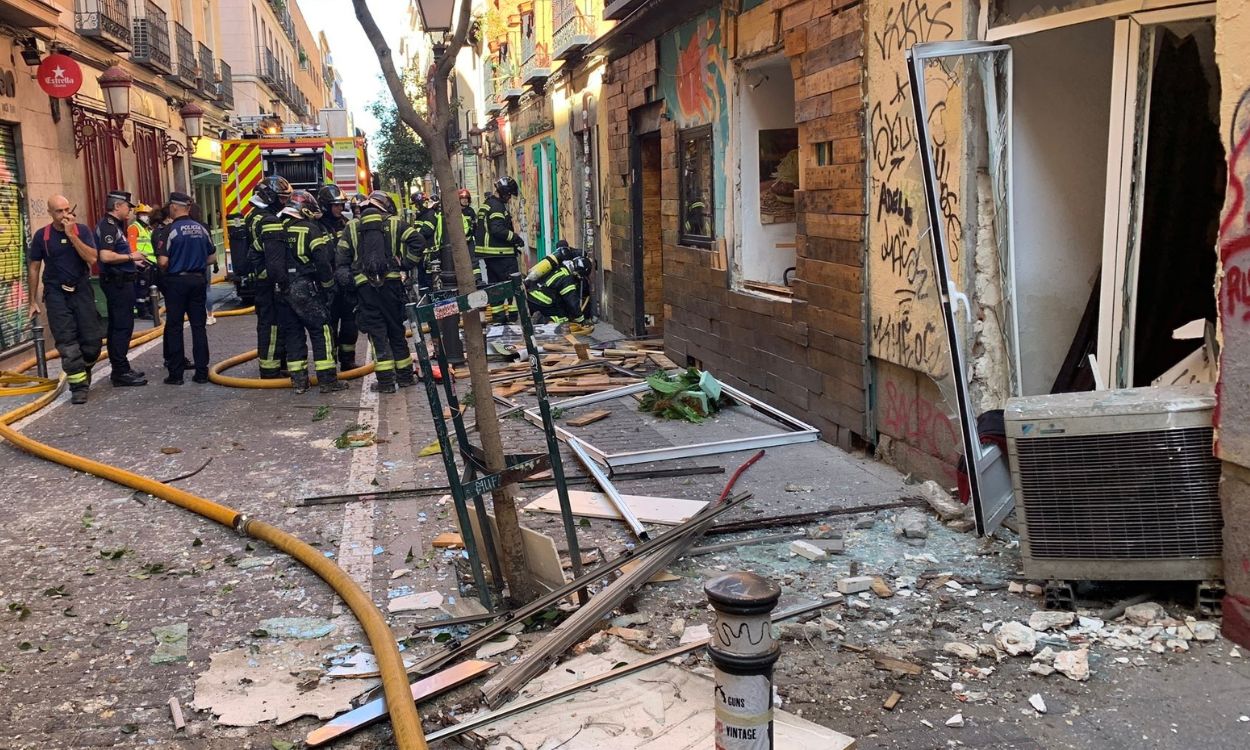 Estado de la calle del barrio madrileño de Malasaña tras una explosión que ha dejado a una mujer herida de gravedad
