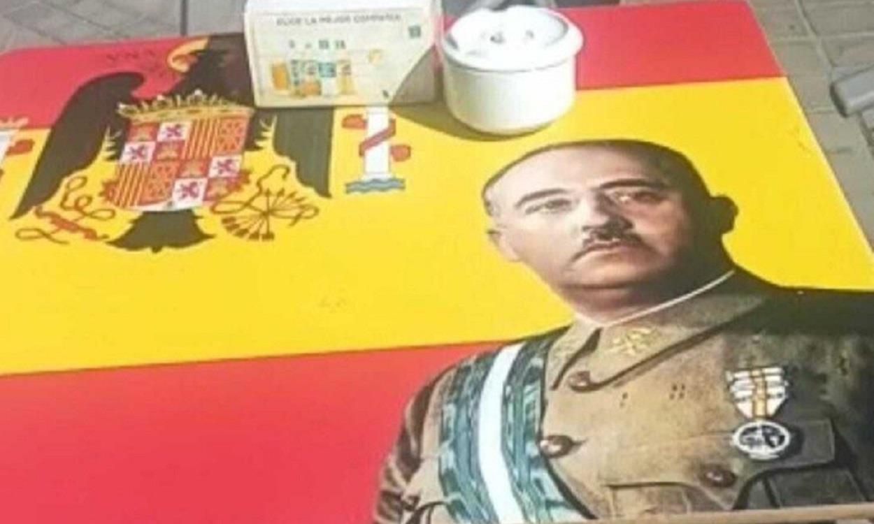 Mesa de un bar con la imagen de Franco y la bandera de España. Twitter