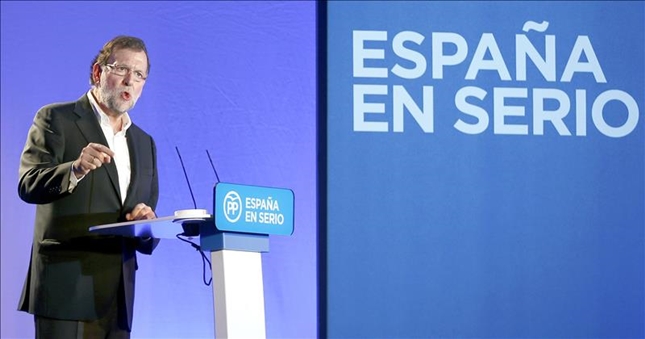 Mariano Rajoy durante la campaña electoral con su lema 'España en serio'