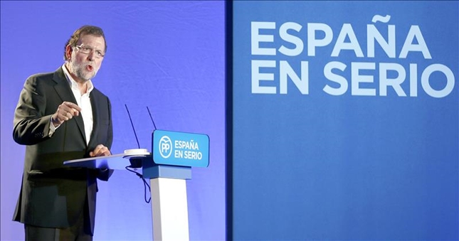 Mariano Rajoy durante la campaña electoral con su lema 'España en serio' Mariano Rajoy durante la campaña electoral con su lema 'España en serio'